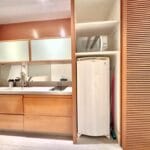 Cocina con refrigerador microondas y placa de cocina monsieur le blond