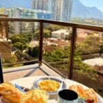 Desayuno en el balcón privado con vistas al cristo redentor