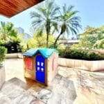 Casita de juegos en el parque infantil