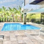 Piscina con tumbonas cómodas