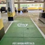 Aparcamiento en el edificio con estación de carga para vehículos eléctricos